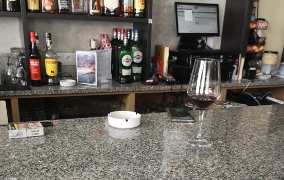 El bar de la antigua cofradía de pescadores de Laxe seguía operando en cuarentena; sanciones a clientes y propietario