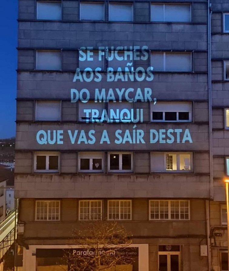 Algunas de las proyecciones con retranca que han puesto de moda en toda España a un barrio de Compostela