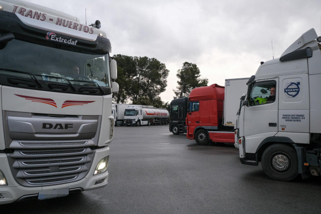 Paco (d) pregunta a otro de los camioneros estacionado llamado Francisco (i), en el área de servicio de Cambrils, colindante a la autovía A7, si en ese lugar pueden comprar la cena y usar los servicios