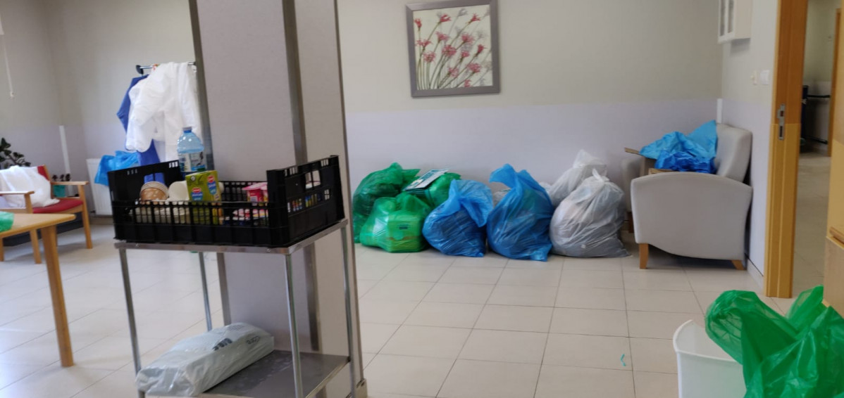 Alimentos en una sala en la que hay bolsas amontonada de ropa sin desinfectar, segu00fan los denunciantes, en DomusVi Cangas