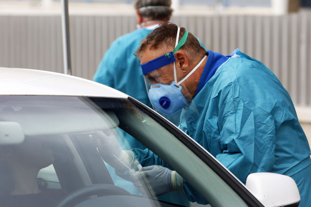 Dispositivo sanitario de la prueba test del PCR para detectar la infección por coronavirus a las personas desde su coche, instalado en el recinto de aparcamiento del centro de salud de la barriada La Roca, en Málaga, (Andalucía, España), a 23 de enero.
