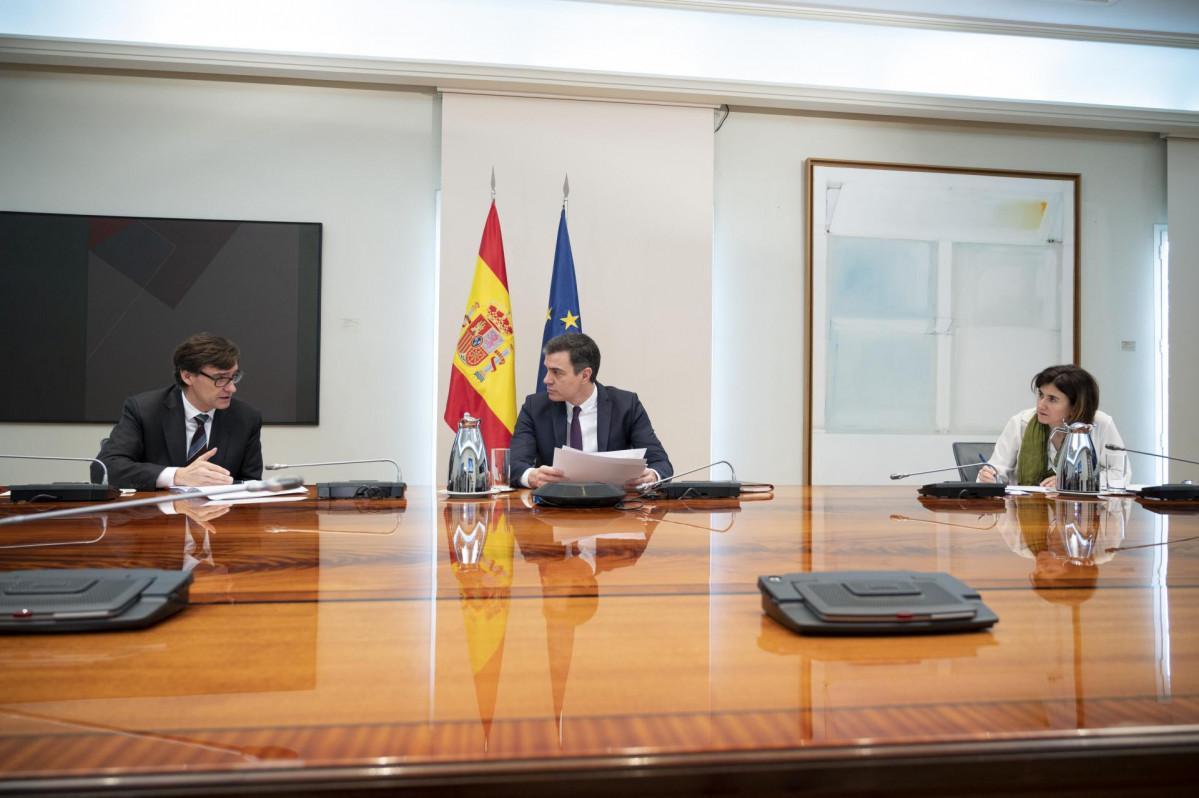 (I-D) El ministro de Sanidad, Salvador Illa; el presidente del Gobierno, Pedro Sánchez; y la directora adjunta del Centro de Coordinación de Alertas y Emergencias Sanitarias (CCAES), María José Si