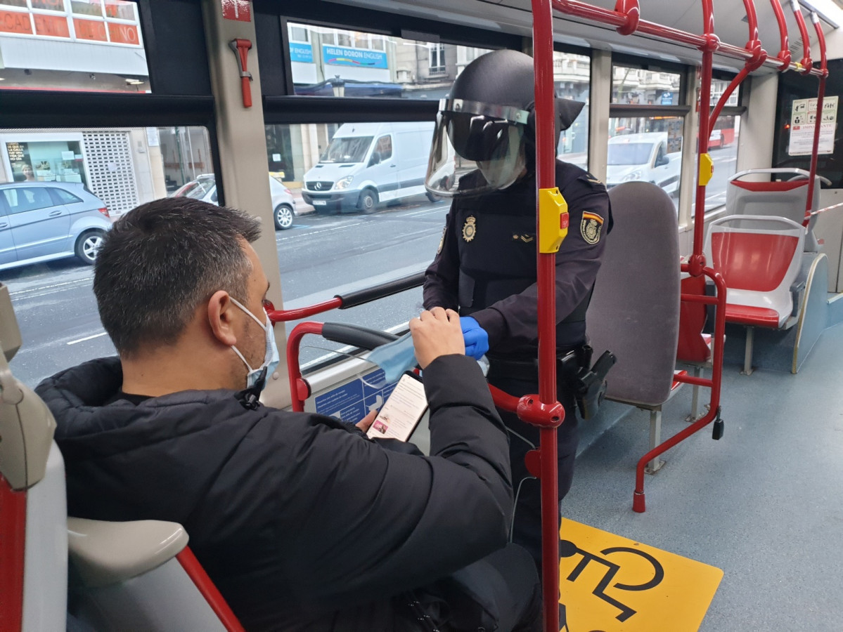 Reparto de mascarillas en el transporte público en Galicia.