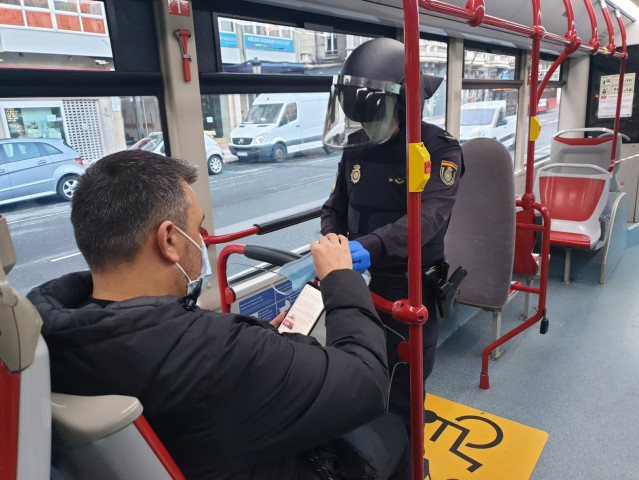 Reparto de mascarillas en el transporte público en Galicia.