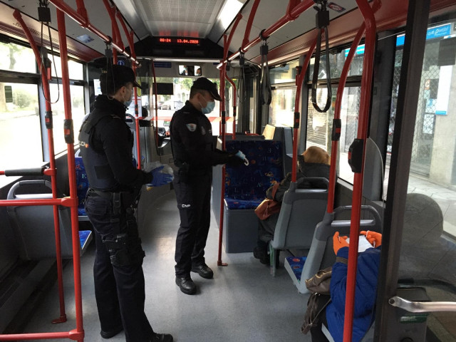 Policías nacionales reparten mascarillas en el transporte público