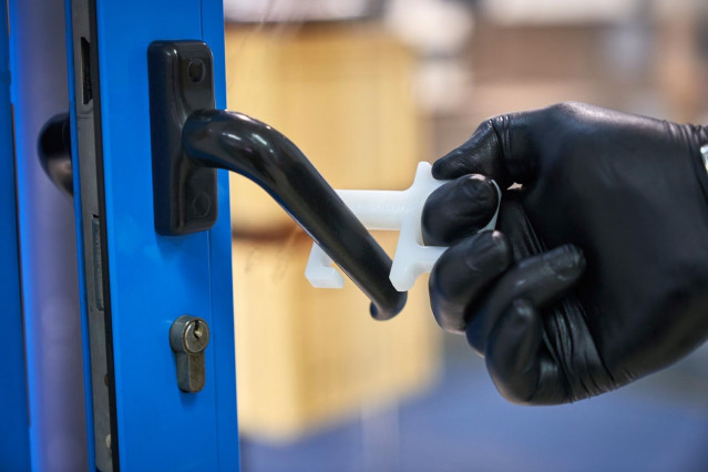 Este producto permite abrir puertas sin contacto manual