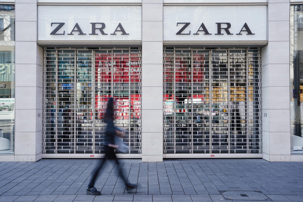 FILED - 18 March 2020, Baden-Wuerttemberg, Mannheim: A pedestrian walks past a closed Zara branch amid rising fears of the Coronavirus outbreak. Inditex, the Spanish owner of Zara has announced the cl