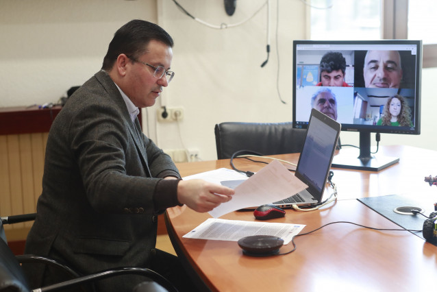 El conselleiro de Medio Rural aborda en videoconferencia con representantes de los sectores del queso y la miel de Galicia.