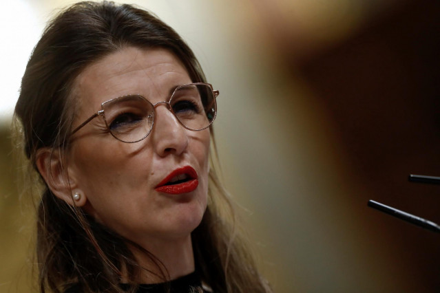 La ministra de Trabajo, Yolanda Díaz, ofrece un discurso durante el pleno celebrado este jueves por la tarde en el Congreso de los Diputados para aprobar reales decretos. En Madrid, (España), a 9 de abril de 2020.