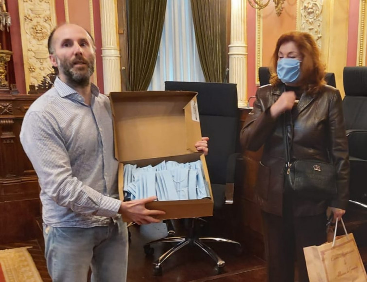 El alcalde de Ourense Jácome presenta 50 mascarillas 