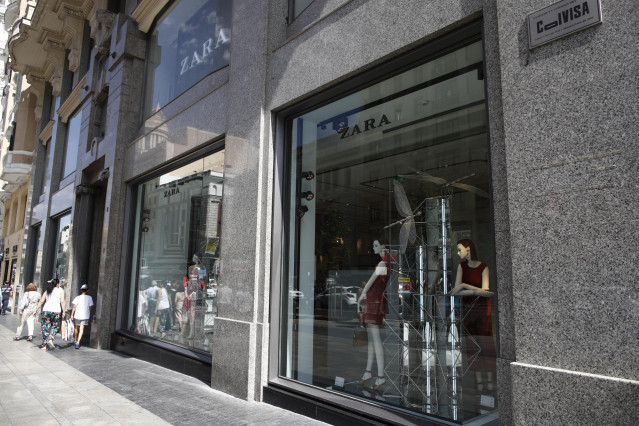 Escaparate de una de las tiendas de la marca de ropa ZARA donde las rebajas de verano 2019 ya han empezado.