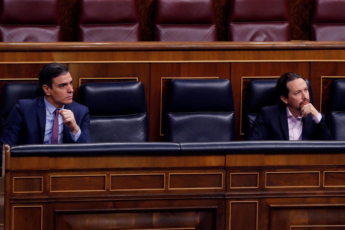 El presidente del Gobienro, Pedro Sánchez (i), y el vicepresidente segundo, Pablo Iglesias,  la primera sesión de control al Ejecutivo celebrada en el Congreso bajo el estado de alarma, a 15 de abri