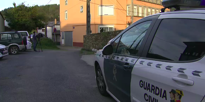 La Guardia Civil vigilando la residencia clausurada en una foto de la CRTVG