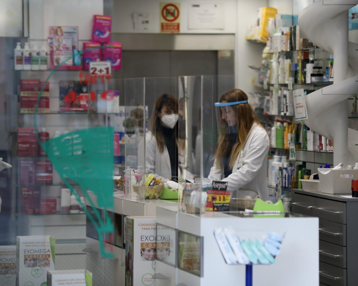 Dos farmacéuticas trabajando con equipos de protección