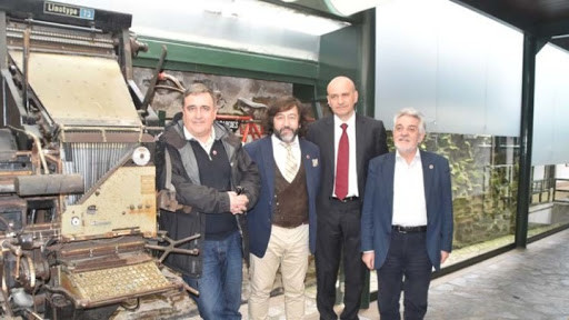 El Colexio de Xornalistas, que probablemente seguirá dirigiendo Francisco Sarria, reparte mascarillas