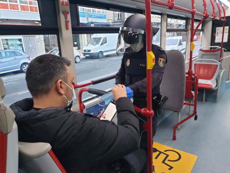 Los policías nacionales de Galicia advierten que no tienen suficientes mascarillas adecuadas