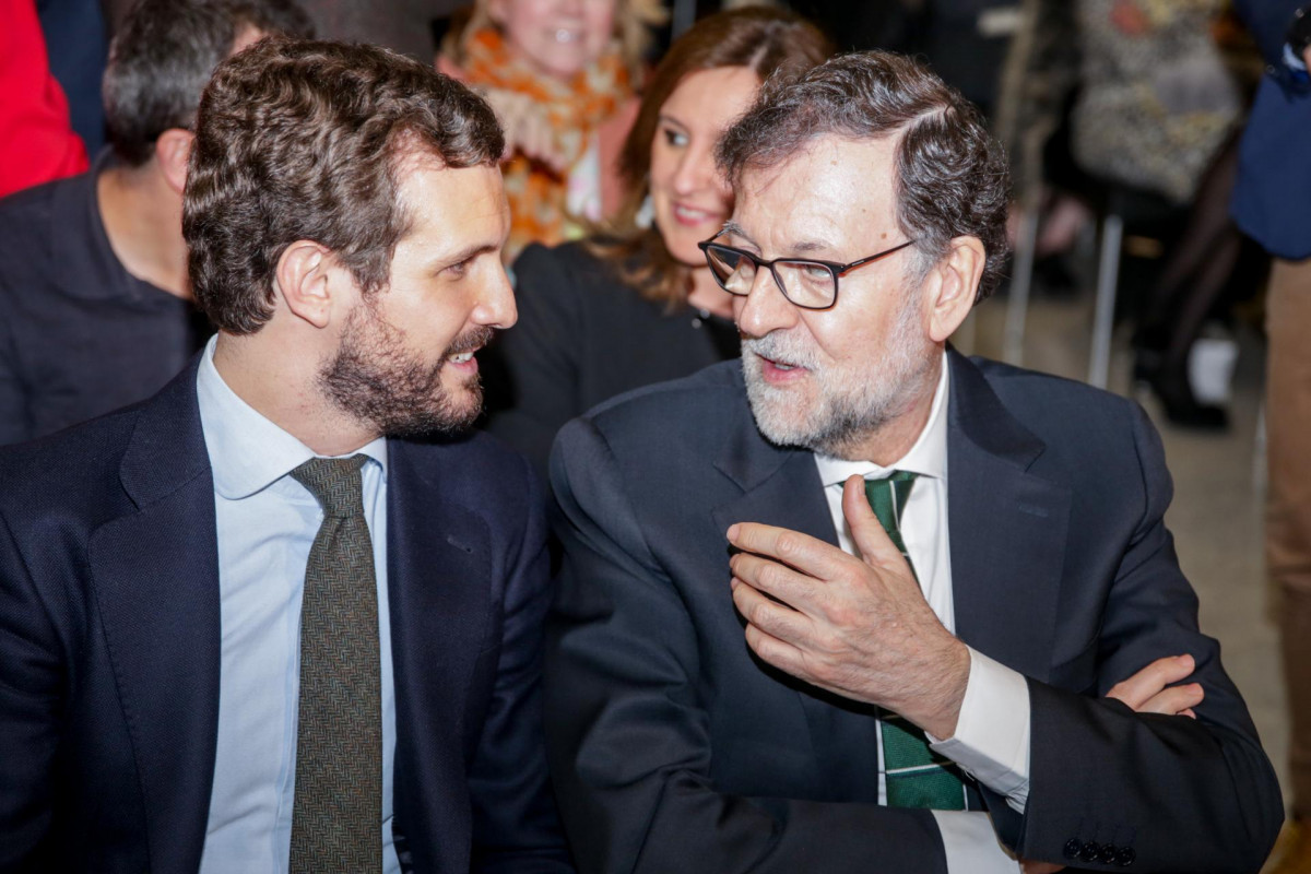 (I-D) El presidente del Partido Popular, Pablo Casado; y el expresidente del Gobierno, Mariano Rajoy, hablan a su llegada a la presentación del libro 'Ellas' de Esteban González Pons