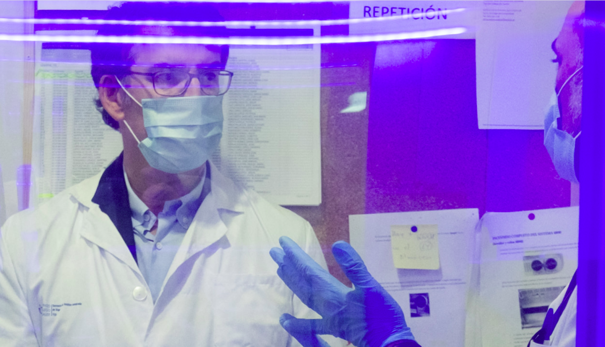 Feijoo en las instalaciones de Vigo donde el SERGAS hace los test PCR del coronavirus