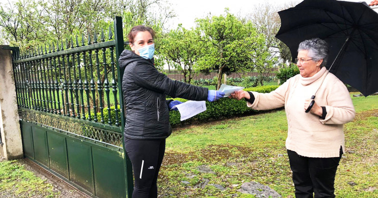 ​Concejales del PP repartiendo mascarillas puerta por puerta en Touro y O Pino, denuncia el BNG