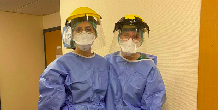 Uxu00eda Rey y una compau00f1era en una planta de COVID en el hospital de Santiago en una imagen de su Facebook