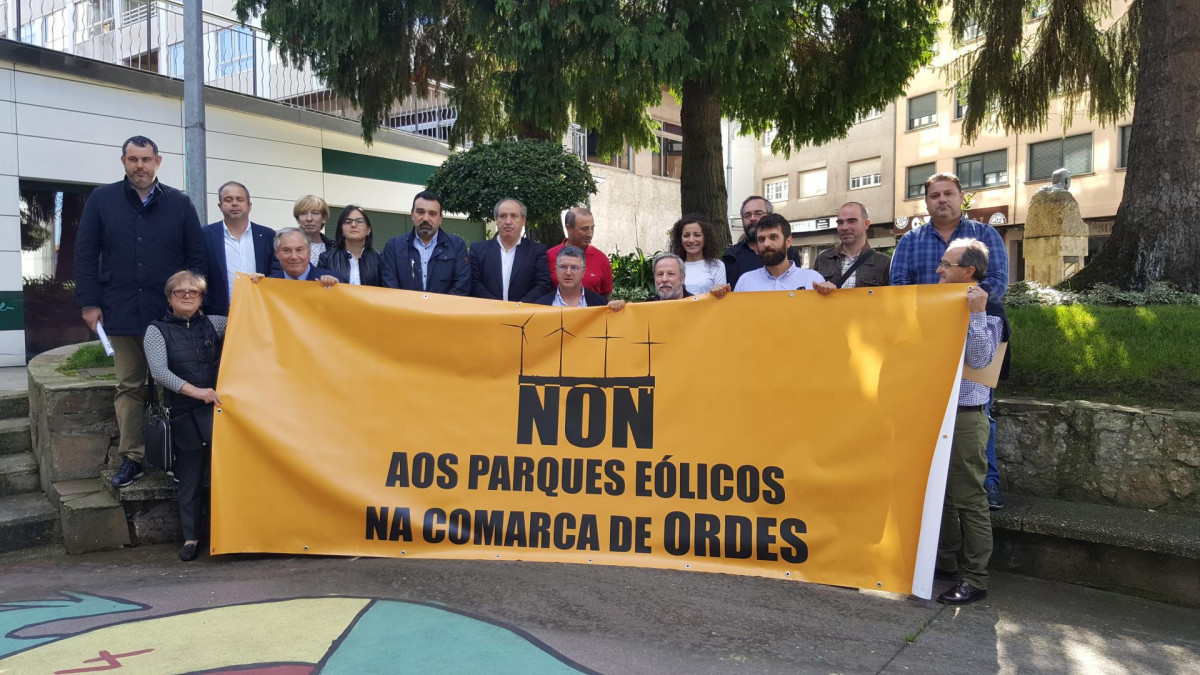 Foto alcaldes de Ordes contra os parques eolicos