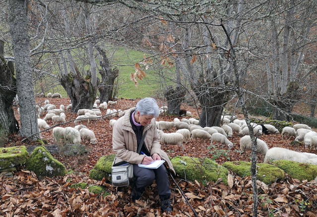 Nieves Fernández Vidueira, escritora y pastora en Viana do Bolo (Ourense)