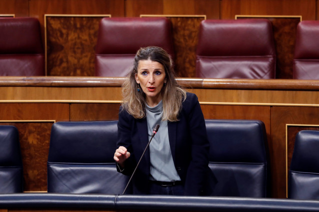 La ministra de Trabajo, Yolanda Díaz, interviene durante la primera sesión de control al Ejecutivo celebrada en el Congreso desde que se declaró el estado de alarma el pasado 14 de marzo