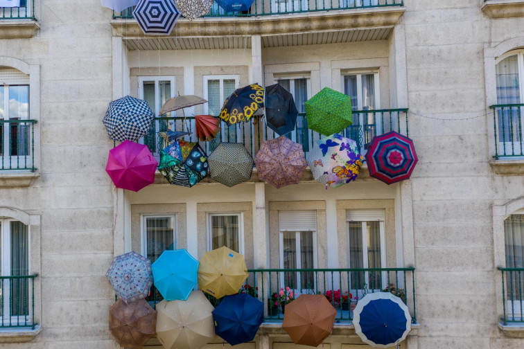 ​Paraguas en los balcones de Verín contra la tormenta del coronavirus: “Nunca choveu que non escampara”