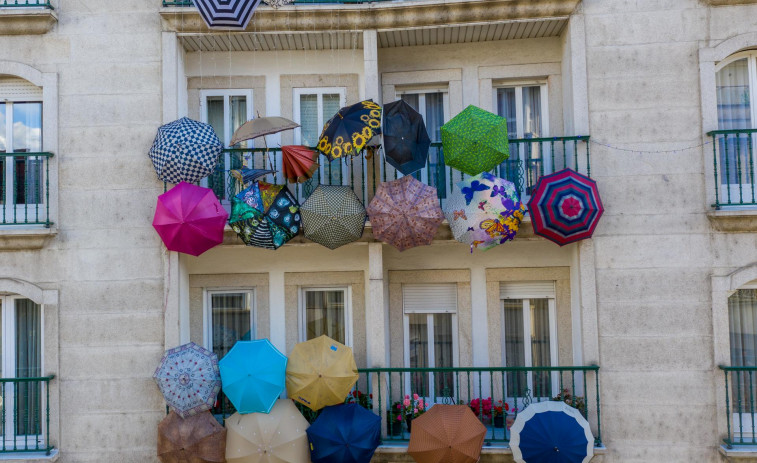 ​Paraguas en los balcones de Verín contra la tormenta del coronavirus: “Nunca choveu que non escampara”