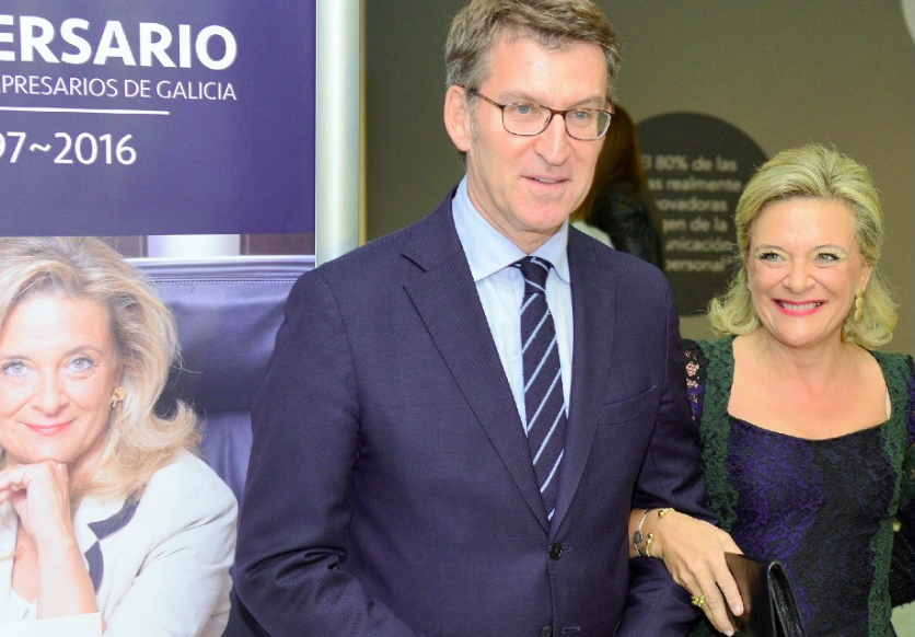 Josefina Fernández del brazo de Feijóo al recibir un premio de la Confederación de Empresarios de Galicia