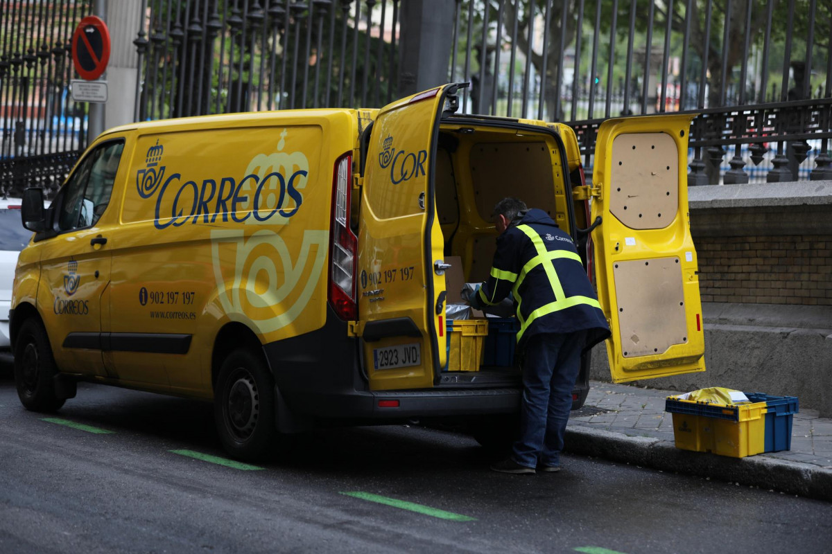 Un trabajador de Correos reparte paquetes y cartas al inicio del segundo mes del estado de alarma