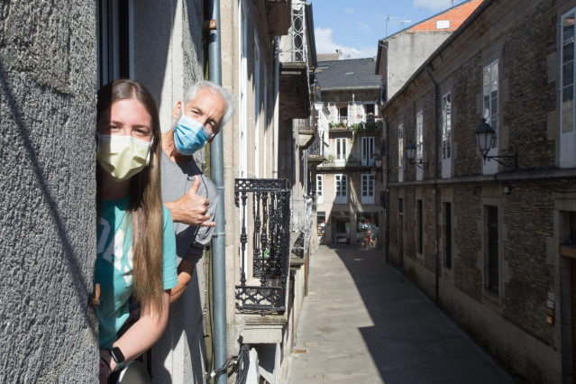 Michael G. Nunez, el estadounidense que se quedó atrapado en Lugo por la pandemia del coronavirus cuando venía a una consulta odontológica, posa junto con su hija, Amy Nunez, en un apartamento que han alquilado Lugo/Galicia (España) a 23 de abril de 2020.