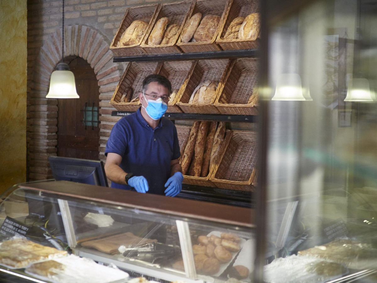 Un trabajador en el obrador panadería 'Panadero de Eugui' durante en el día 32 del estado de alarma, uno de los establecimientos que puede permanecer abierto por despachar alimentos en Huarte / Navarra (España), a 15 de abril de 2020.