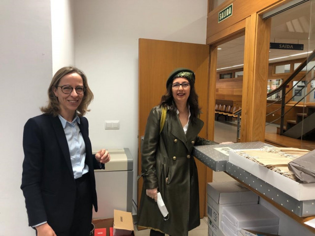 La diseñadora María Barcia dona 300 mascarillas a la jueza decana de Ferrol, Amelia María Pérez Mosteiro.