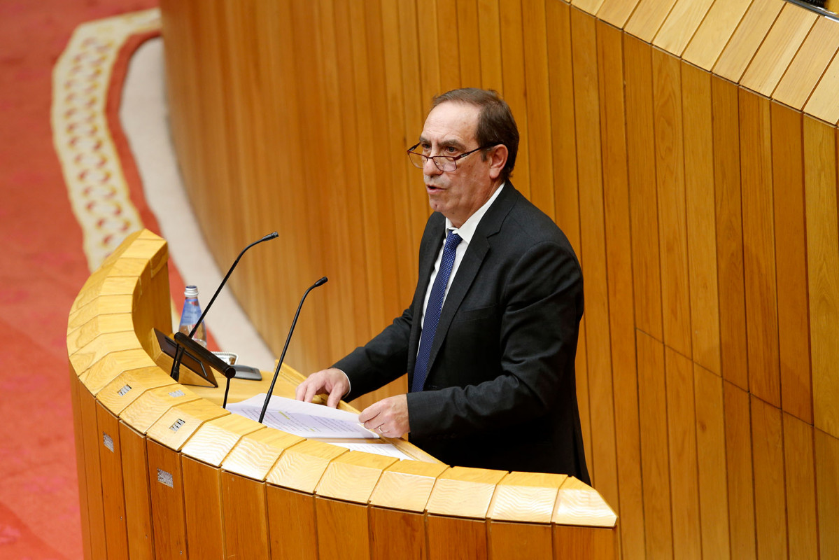 Valeriano Martu00ednez conselleiro de Facenda en el Parlamento