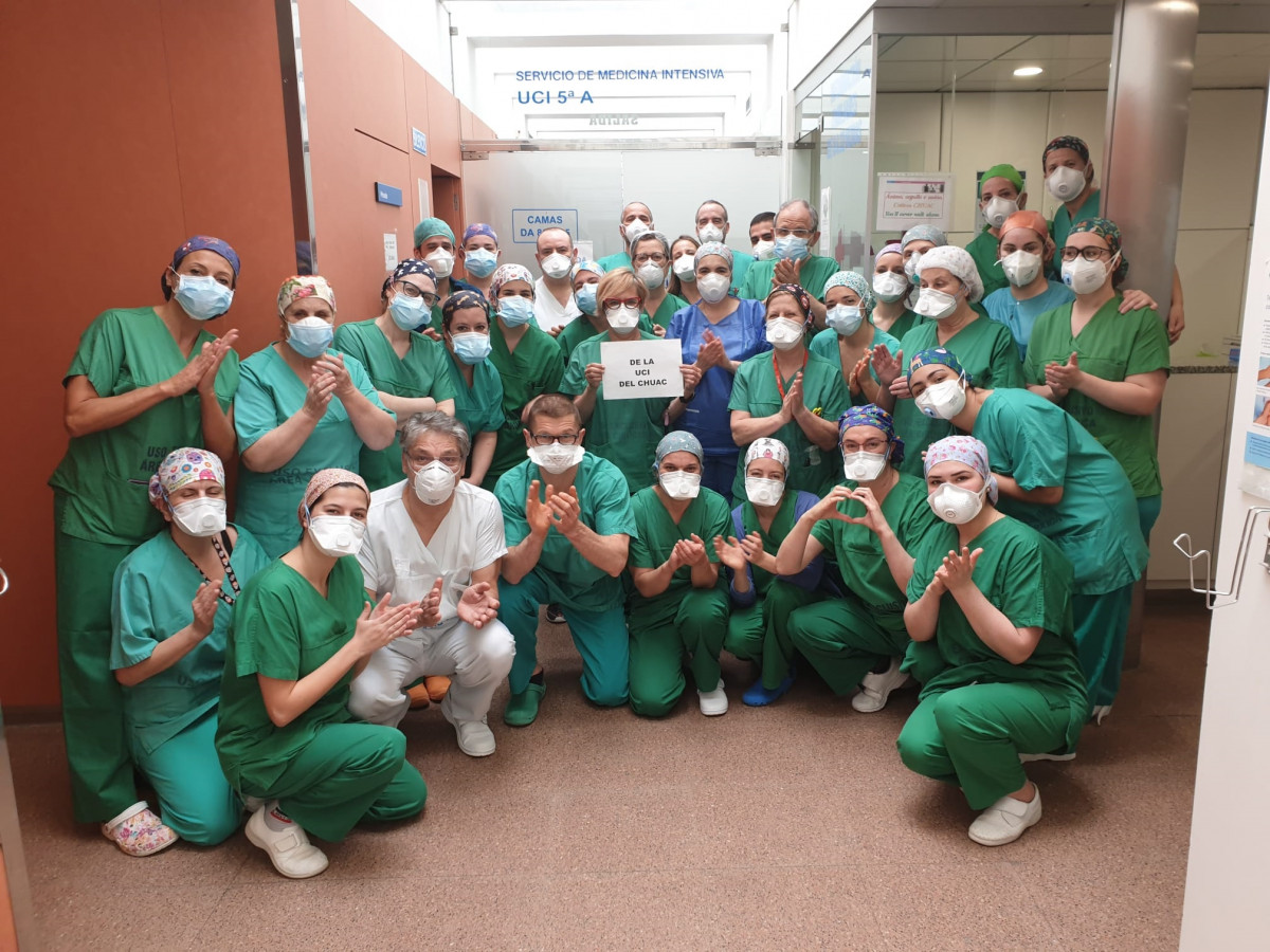Médicos de la UCI rinden un homenaje a personal de enfermería, auxiliares y celadores por su trabajo en la pandemia
