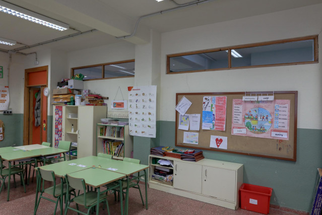 Una de las aulas completamente vacía perteneciente a un colegio de la Comunidad de Madrid donde permanecerán cerrados del 11 de marzo hasta -en principio- el próximo 23 de marzo para evitar que los escolares se contagien de coronavirus, en Madrid (España)