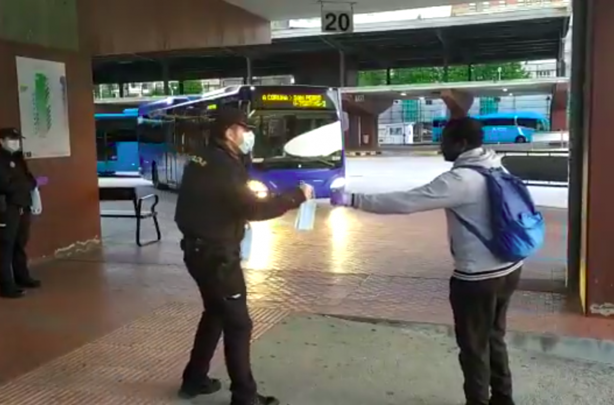 Reparto de mascarillas en la estaciu00f3n de autobuses de A Coruu00f1a