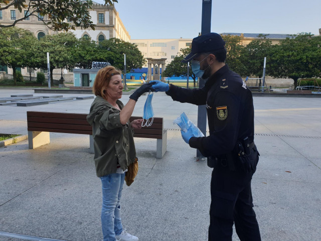 Reparto de mascarillas entre los ciudadanos
