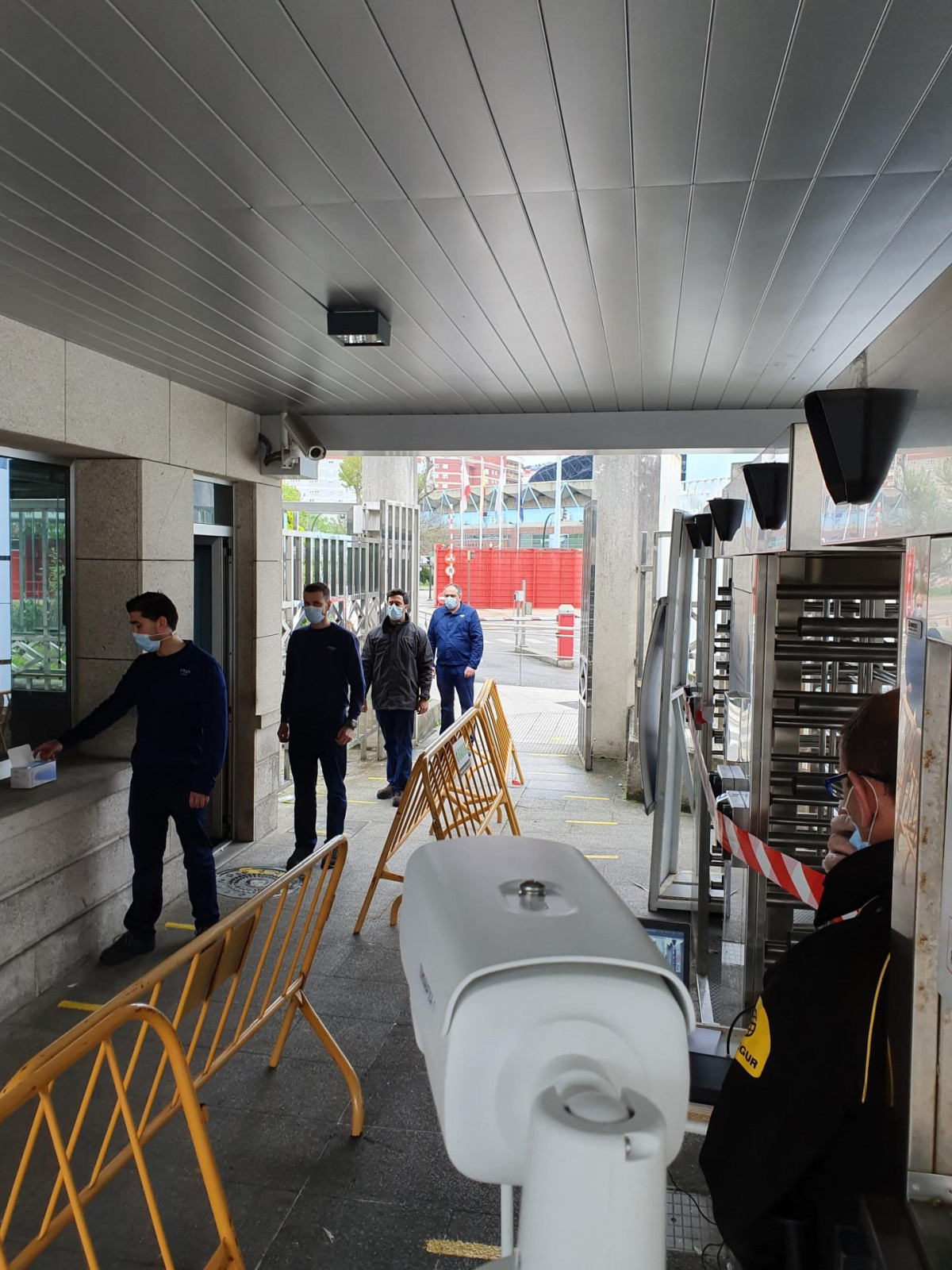 Varios trabajadores acceden a una planta de PSA en la que se han instalado medidas de protección