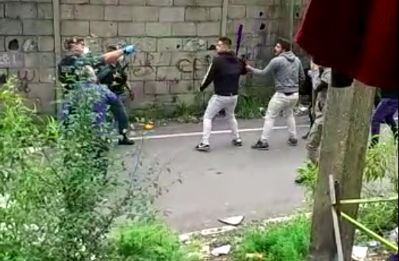 Ataque grupal contra policías (vídeos) en un control de la cuarentena deja dos agentes heridos en O Vao, Poio