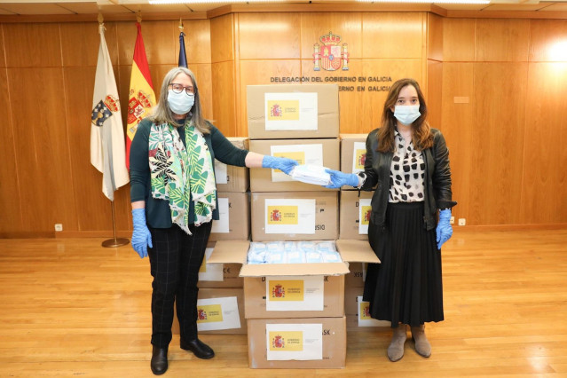 La subdelegada del Gobierno en A Coruña, Pilar López-Rioboo, entrega mascarillas para el ayuntamiento a la alcaldesa coruñesa, Inés Rey