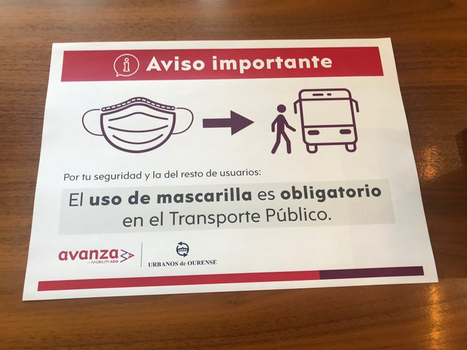 Cartel recordando que es obligatorio llevar mascarilla en los autobuses de Ourense