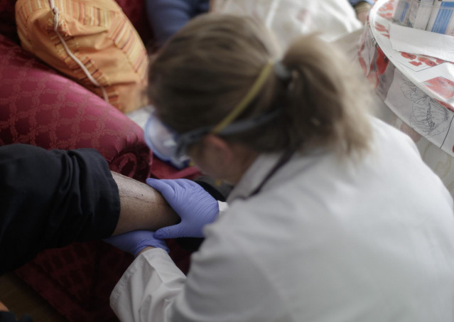 Médicos acuden a atender a domicilio a una anciana en Serranillos del Valle ya que los desplazamientos de servicios esenciales están permitidos desde la declaración de estado de alarma. En Serranillos del Valle, Madrid, (España), a 27 de abril de 2020.