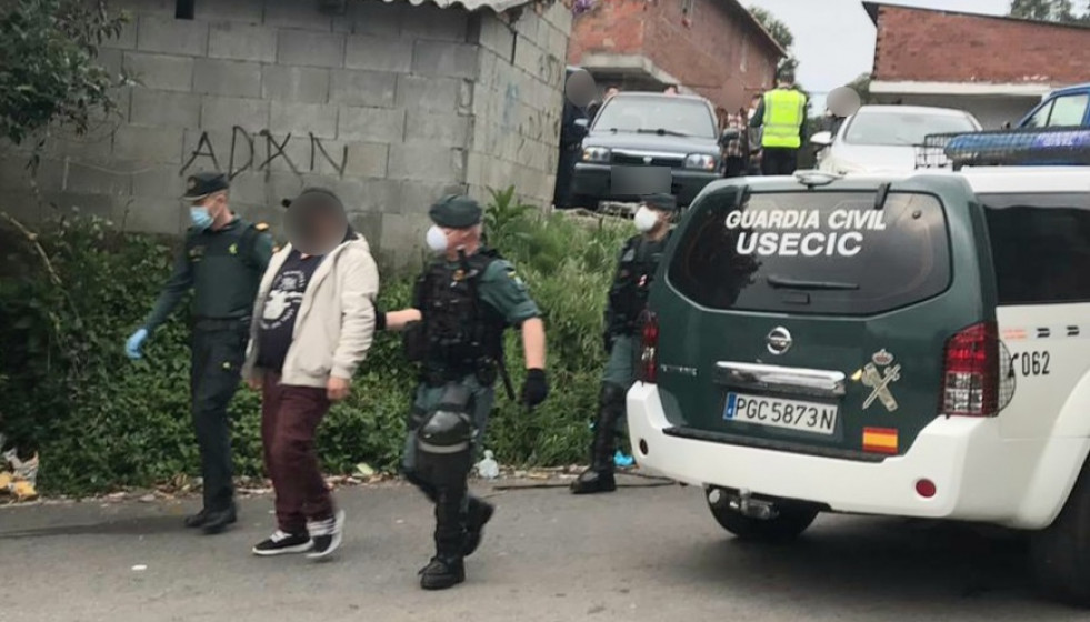 Operativo de la Guardia Civil para la detención de los responsables de un ataque a agentes de la Policía Local de Poio (Pontevedra) en el poblado de O Vao de Arriba.