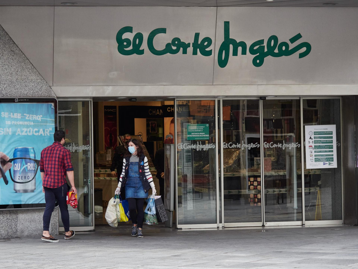 El Corte Inglés únicamente abre su supermercado durante el Estado de Alarma decretado por el Gobierno de España como consecuencia del coronavirus COVID-19. En Pamplona, Navarra, España. A 24 de ab