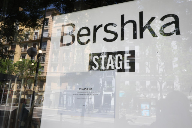 Cartel informando sobre atención con cita previa en el escaparate de una tienda de Bershka, propiedad de Inditex un día después de que la firma gallega abriese algunas de sus tiendas de menos de 400 metros cuadrados
