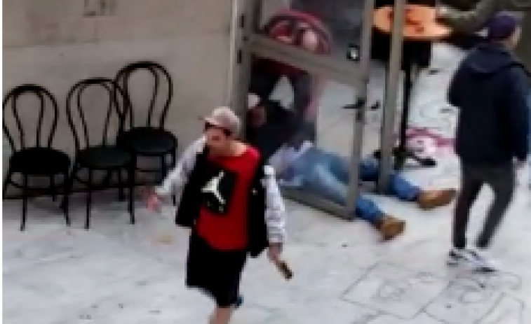 ​(VÍDEO) Brutal pelea en la Plaza do Humor que obliga a actuar a siete patrullas coruñesas