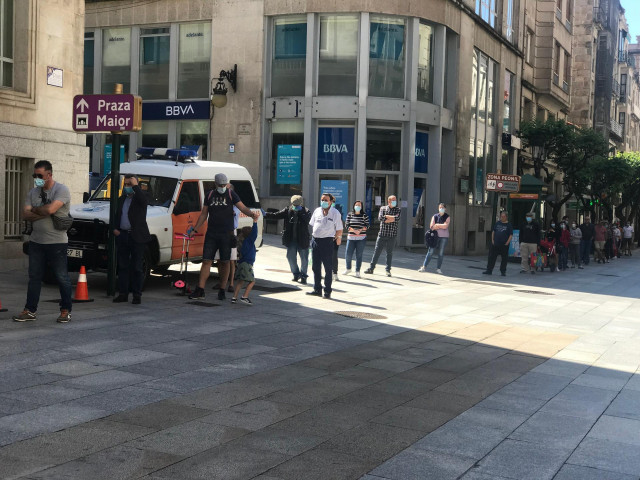Las colas que provocó el acto del Dia das Letras Galegas en el ayuntamiento de Ourense para la recogida de libros repartidos por el alcalde de la ciudad, Gonzalo Pérez Jácome