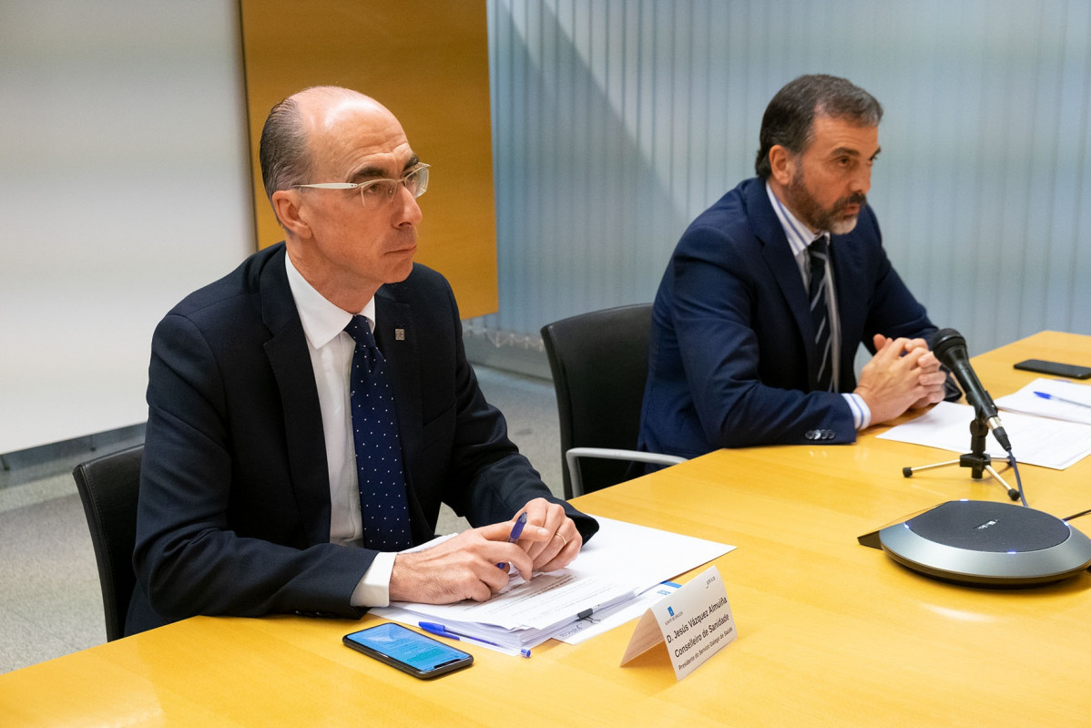 El conselleiro de Sanidade, Jesús Vázquez Almuiña, y el director xeral de Asistencia Sanitaria, Jorge Aboal, en rueda de prensa.